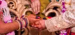 hand-holding-1404623_1920.jpg