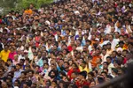 indian-crowd-border-ceremony-men-91217912.jpg