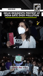 Residents protest at India Gate demanding action on Delhi’s poor air quality.mp4