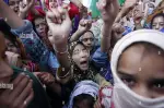 kashmiri-muslim-crowd-photos-v0-w81s8l45ri1f1.webp