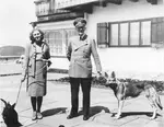 Bundesarchiv_B_145_Bild-F051673-0059,_Adolf_Hitler_und_Eva_Braun_auf_dem_Berghof.jpg