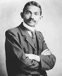 Mahatma-Gandhi_Suedafrika-1906.jpg
