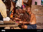 india-uttar-pradesh-varanasi-group-of-brahmin-priests-conducting-early-CECTXD.jpg